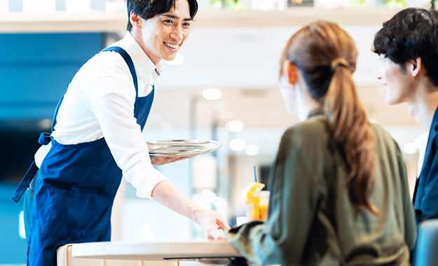 飲食店でのチラシ＋ノベルティ配布