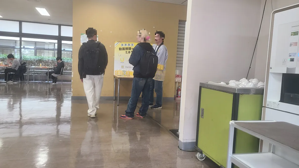 大学の学食でのサンプル配布